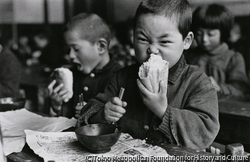 作品画像:べんとうを食べる、昭和28~29年