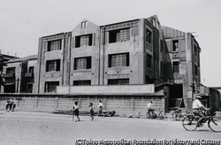 作品画像:(3階建ての建物)