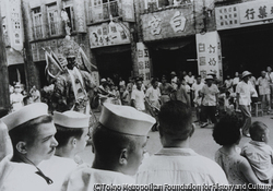 作品画像:媽祖祭の行列を見るアメリカ軍兵士(第七艦隊)、基隆