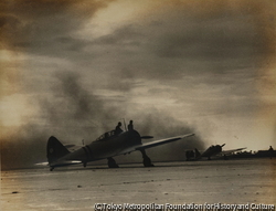 作品画像:戦時中航空本部の依頼により鈴鹿飛行場にて写したものの一枚