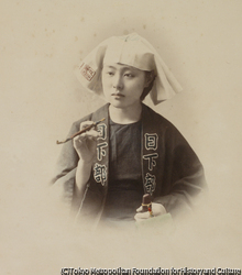 作品画像:(法被を着た女性)
