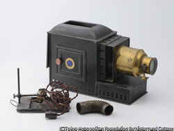 作品画像:大型電機式幻燈機