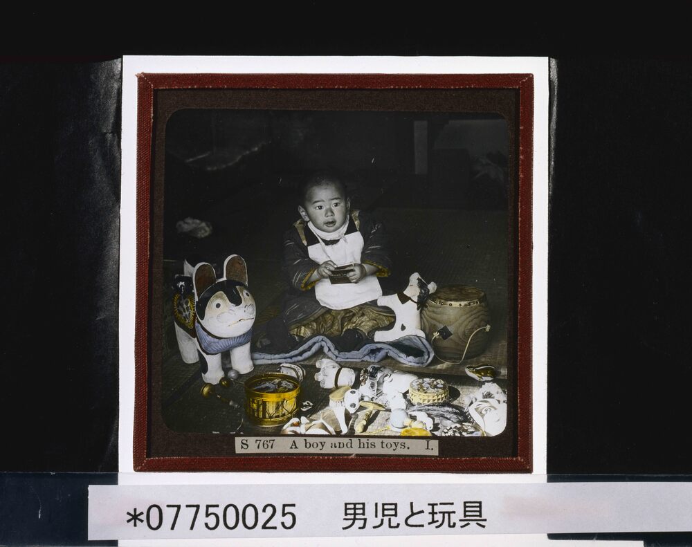 作品画像:男児と玩具