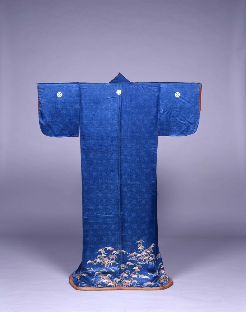 作品画像:紺綸子地松樹松葉模様小袖