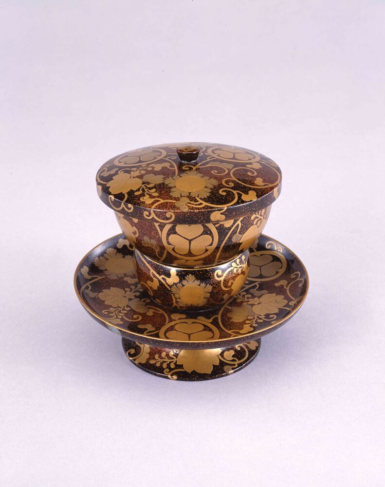 作品画像:村梨子地葵葉菊紋散花桐唐草文蒔絵茶碗