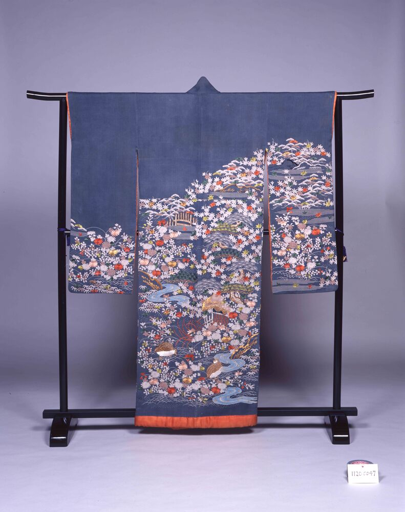 作品画像:鼠縮緬地秋景鶉模様振袖