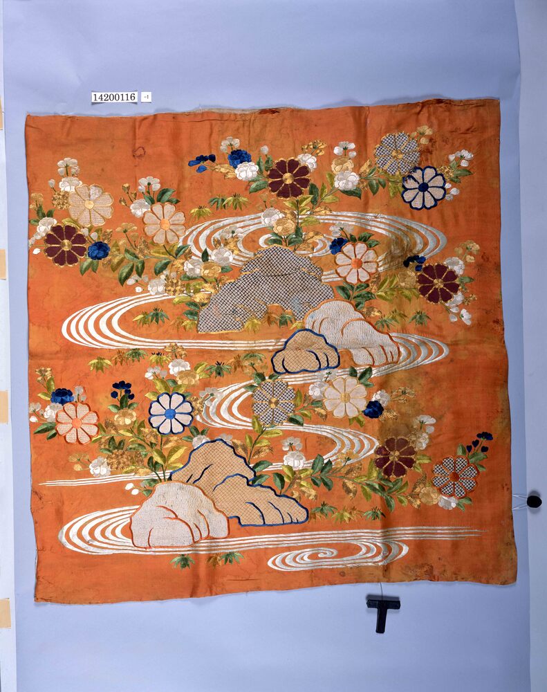 作品画像:紅平絹地流水菊模様打敷