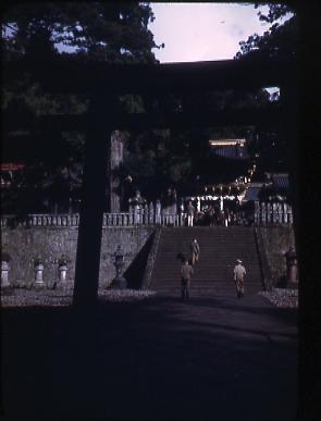 作品画像:東照宮の階段を上るアメリカ兵