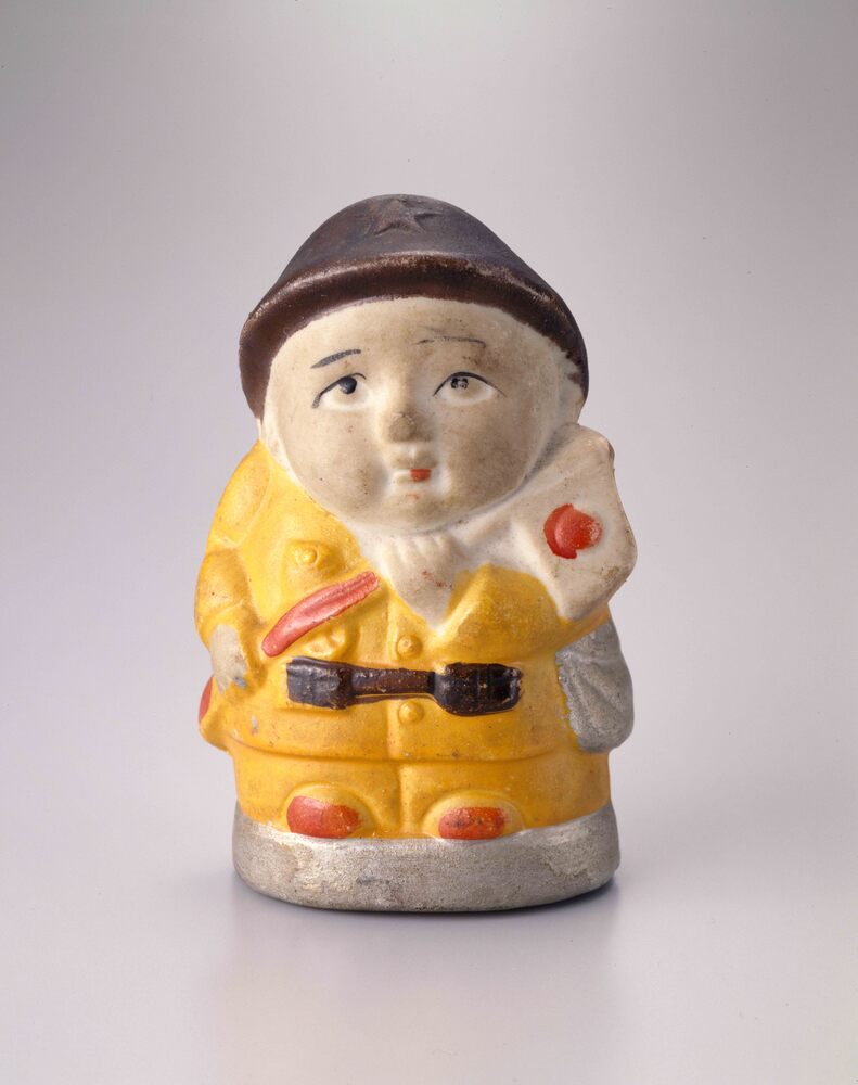 作品画像:磁器製兵隊人形 男児(陸軍鉄兜に戦闘服)