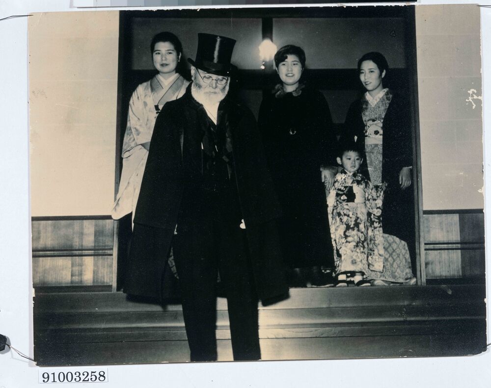 作品画像:写真 高橋是清 自邸玄関にて