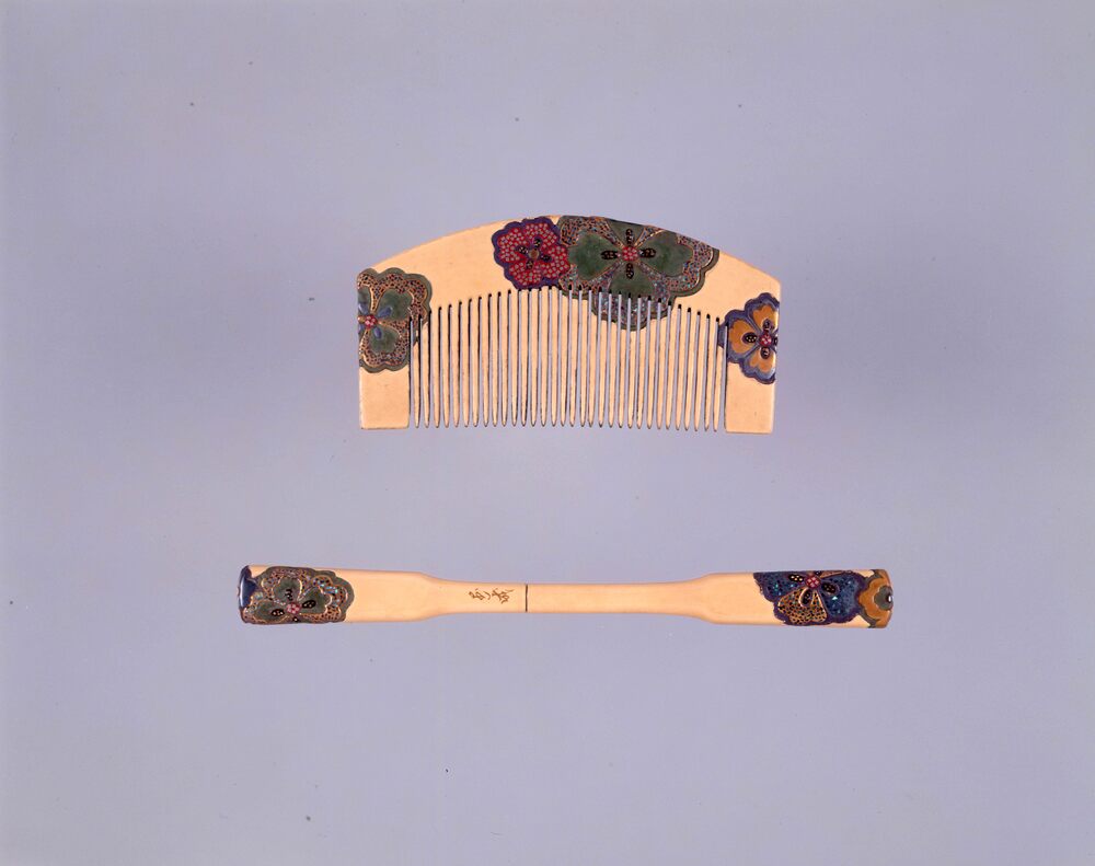 作品画像:櫛・笄(漆塗芙蓉模様)