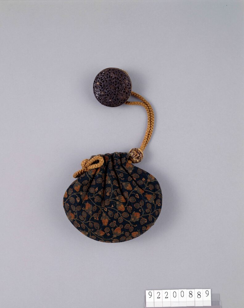 作品画像:蕾唐草文刺繍巾着