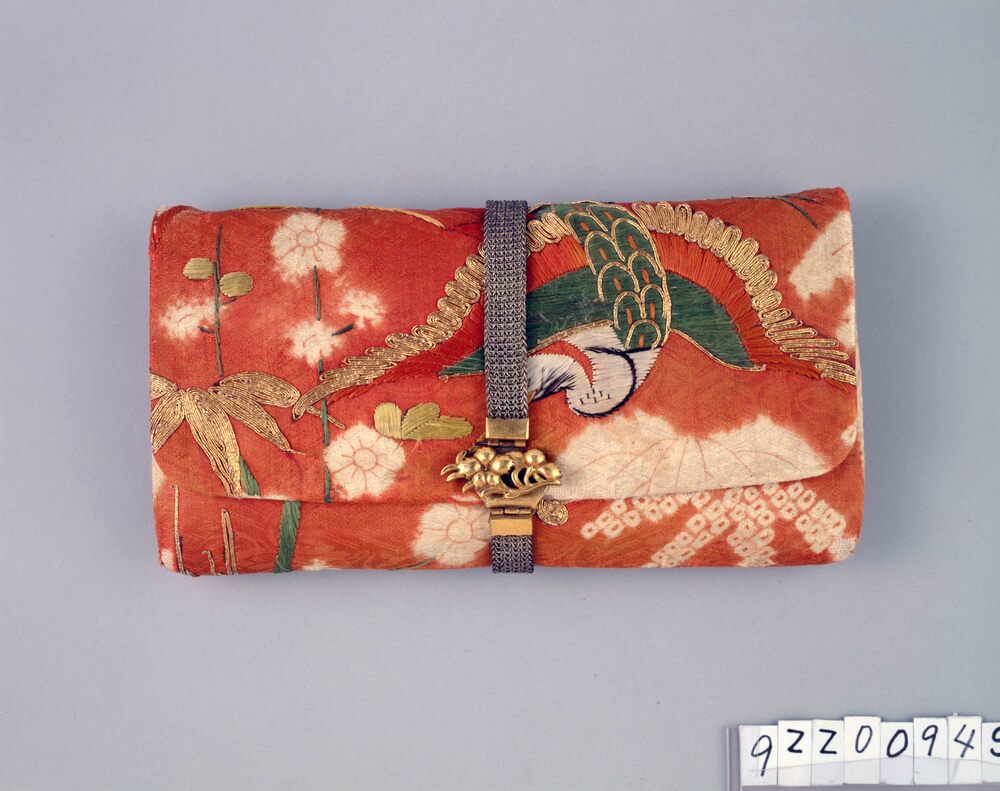 作品画像:紅染綸子鶴刺繍袋物