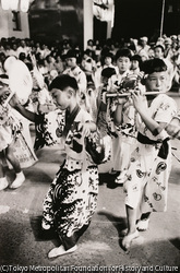 作品画像:阿波踊りも年々にぎやかさを増す