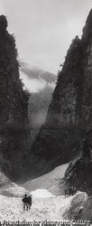 作品画像:剱の大滝を囲む大岩壁