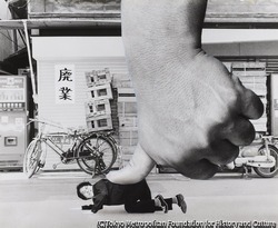 作品画像：（親ゆびで押しつぶされる男）