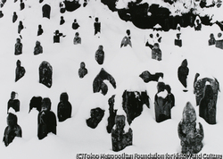 作品画像:雪に埋もれる石仏