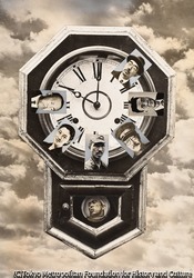 作品画像:(壁かけ時計と人物写真)
