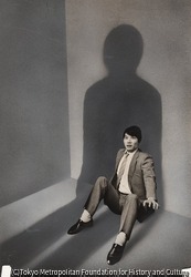 作品画像:(影におびえる男)
