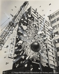 作品画像:(鉄球が当たったビル)