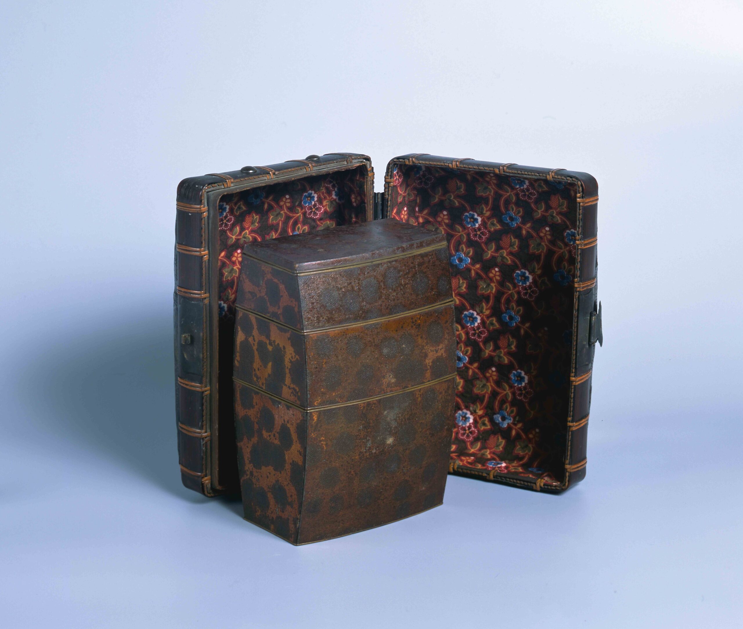 骨董時代物「九谷唐草金盃５客」（桐の共箱入り） 骨董時代物「九谷唐草金盃5客」（桐の共箱入 蓋に欠損あり