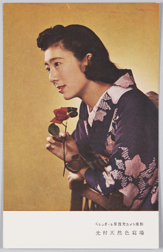 作品画像：花を持つ和装女性(ベルンポール単露光カメラ撮影　光村天然色写場)