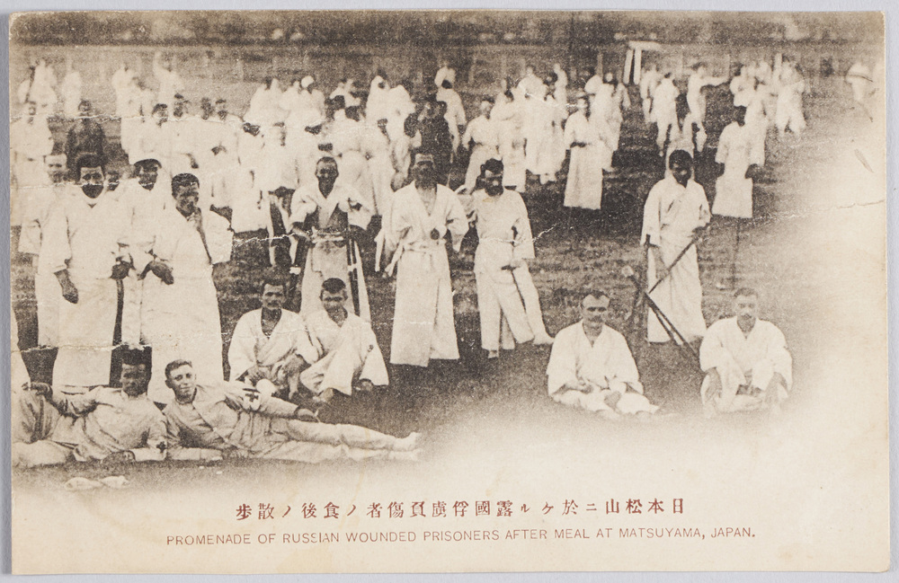 作品画像：日本松山ニ於ケル露国俘虜負傷者ノ食後ノ散歩　ROMENADE　OF　RUSSIAN　WOUNDED　PRISONERS　AFTER　MEAL　AT　MATSUYAMA,　JAPAN.