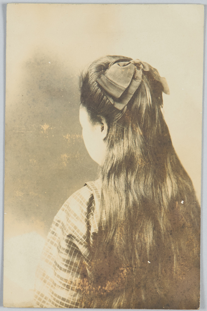 作品画像:リボンの髪飾りを付けた和装女性