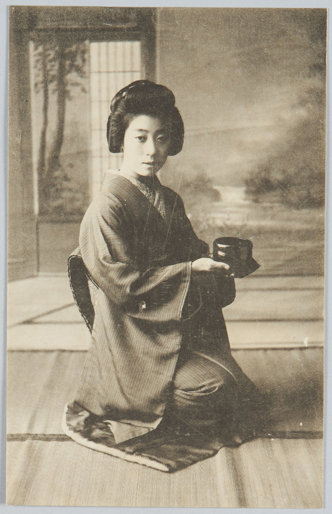 作品画像:茶碗を持つ和装女性