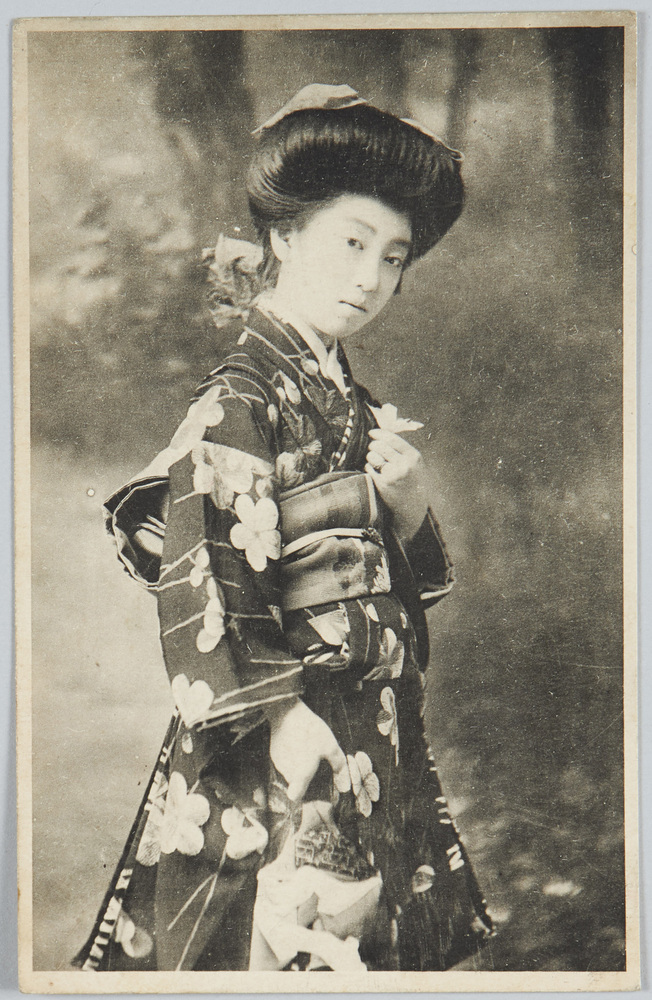 作品画像:羽子板と羽根を持つ和装女性