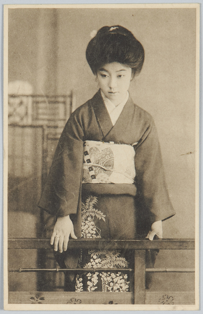 作品画像:柵に寄って立つ和装女性