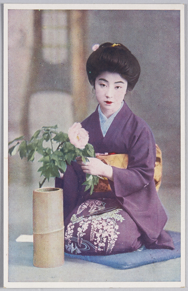 作品画像:花を生ける和装女性