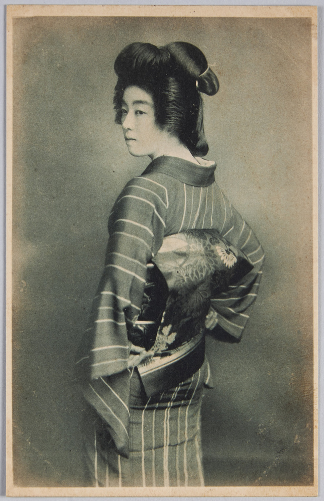 作品画像:帯を直す和装女性