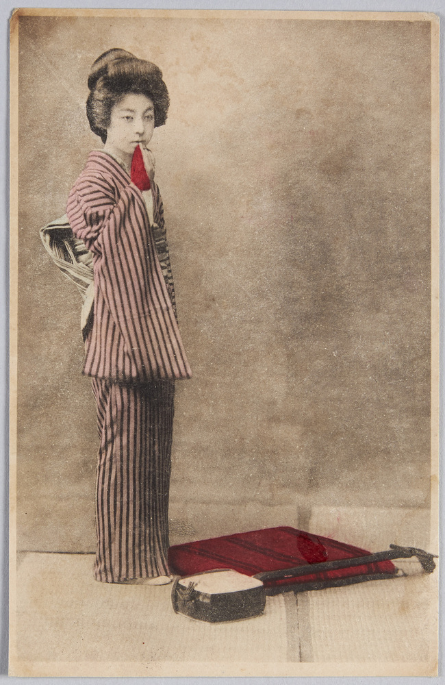 作品画像:和装女性と三味線
