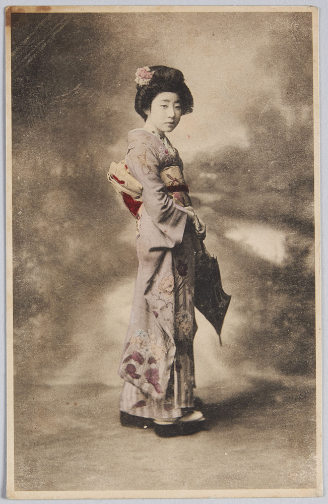 作品画像:傘を持つ和装女性