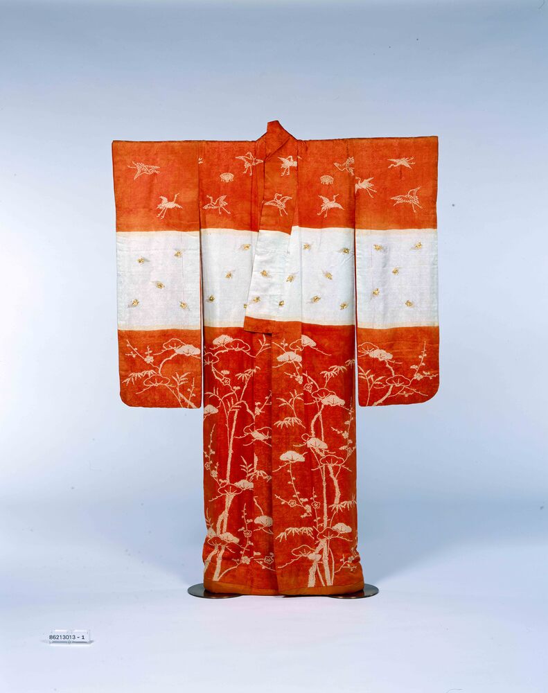 作品画像:緋綸子地腰替松竹梅鶴亀文様染繍絞振袖