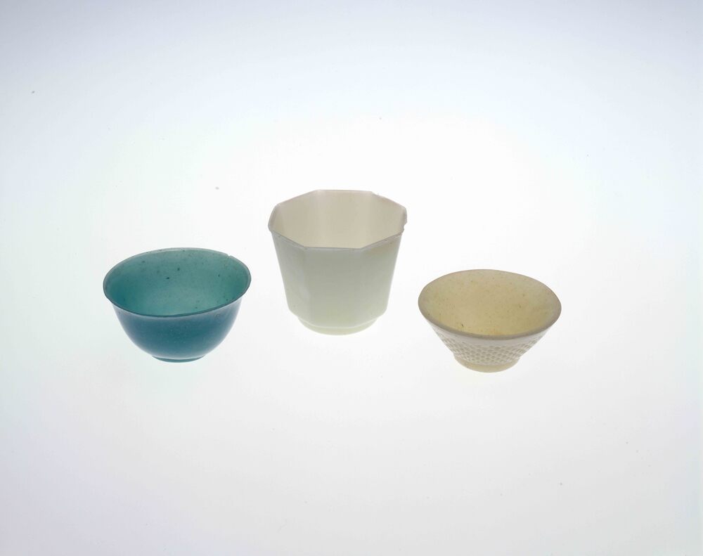 作品画像:乳白色型吹き盃(底に七宝紋付)