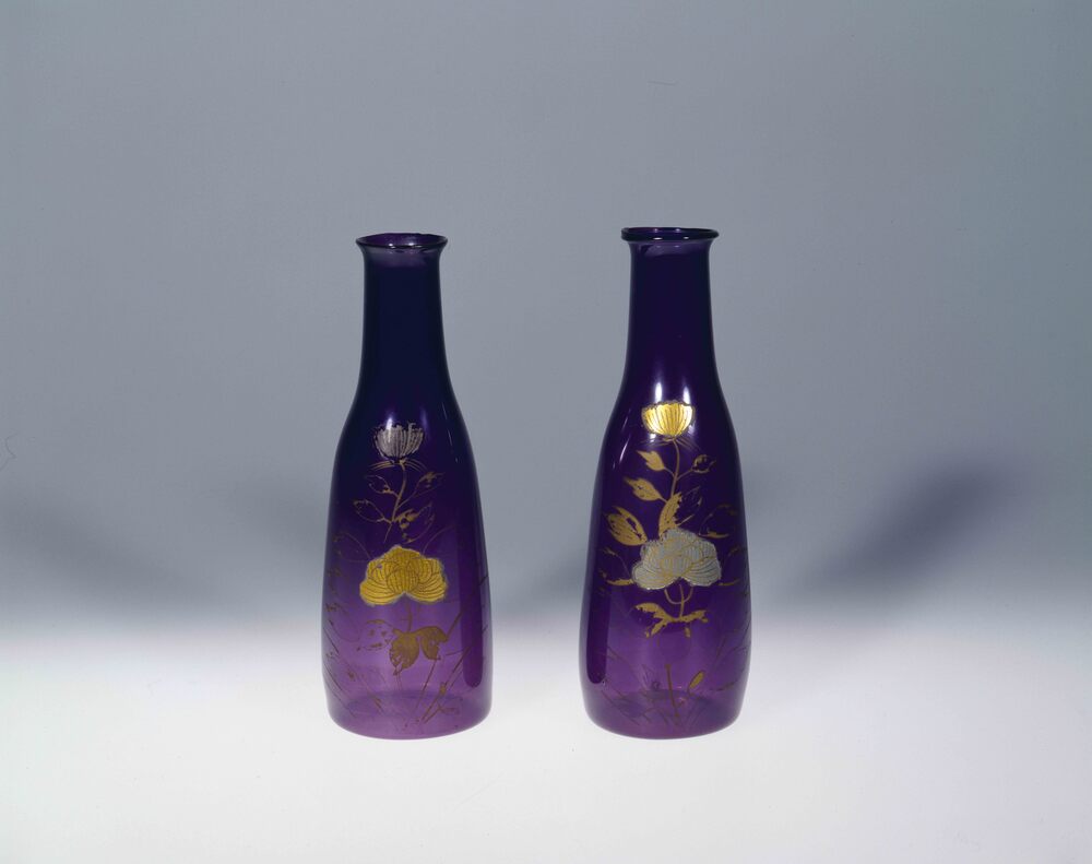 作品画像：錫箔菊に蝶文無色小徳利