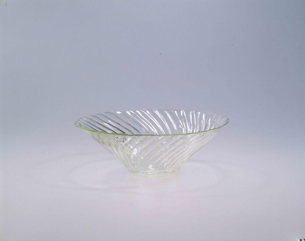 作品画像：無色ねじ菊花型碗