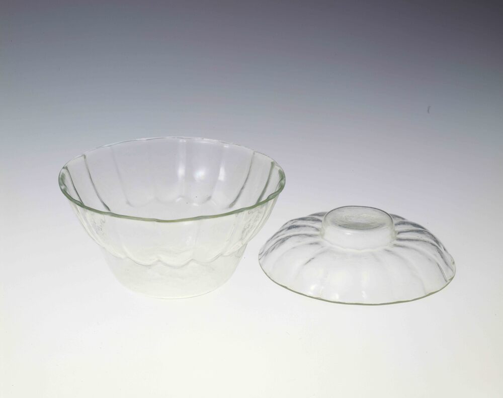 作品画像:無色菊花型輪花浮文蓋付碗