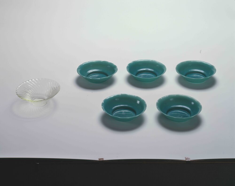 作品画像:乳青色輪花型皿