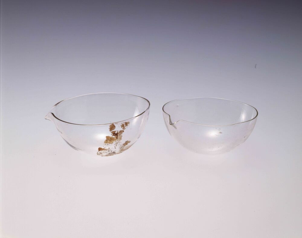 作品画像:無色絵入り(絵跡)宙吹き医療用磁性皿