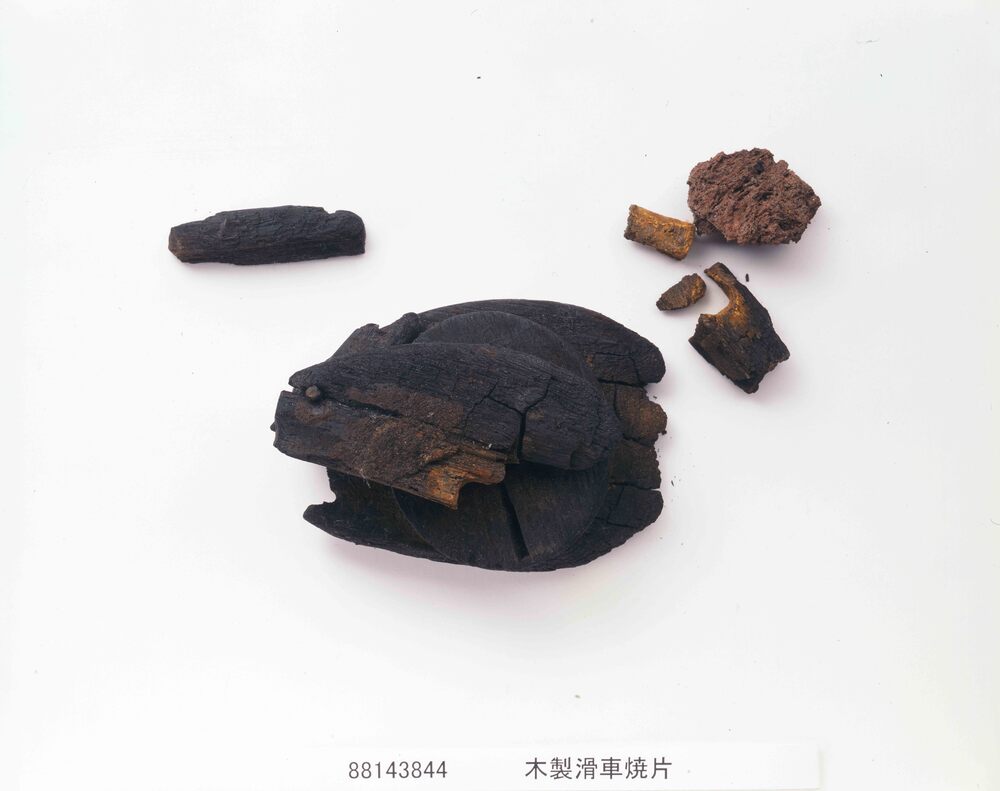 作品画像:木製滑車焼片