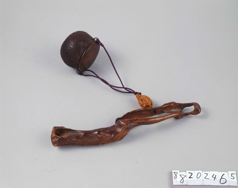 作品画像:木彫蓋付器形とんこつ腰差したばこ入れ