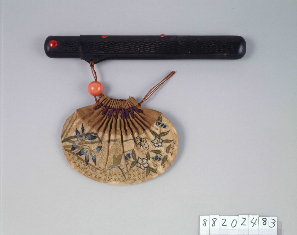 作品画像:古代裂虫に秋花文百ひだ巾着型腰差したばこ入れ
