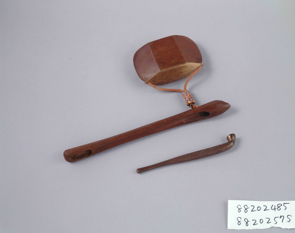作品画像：木製魚籠型とんこつ腰差したばこ入れ
