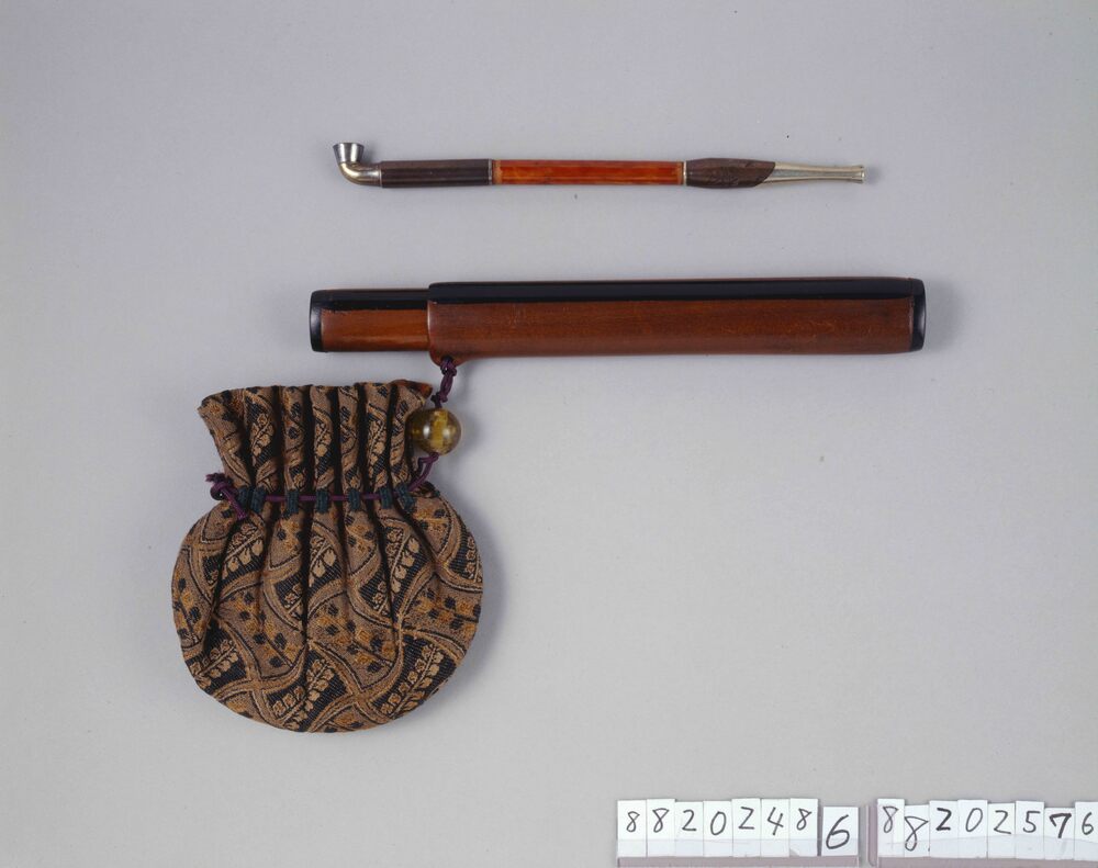 作品画像：古代裂百ひだ巾着型腰差したばこ入れ