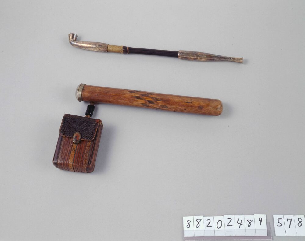 作品画像：鮫革に竹製胴乱型腰差したばこ入れ