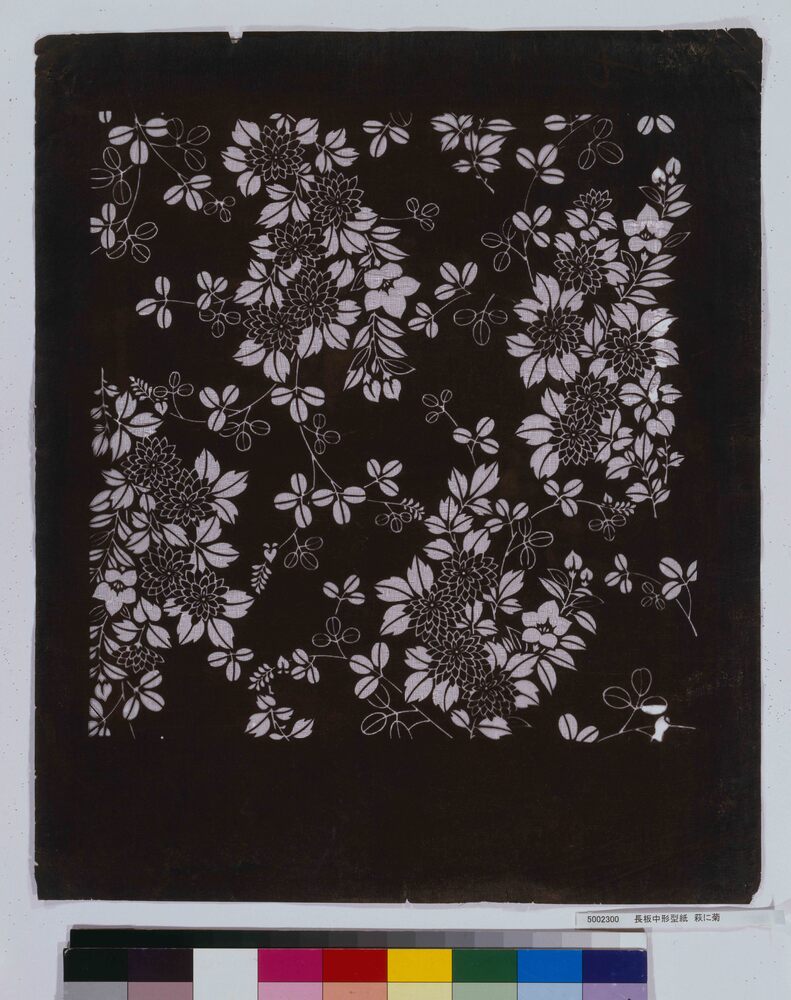 作品画像:長板中形型紙 萩に菊