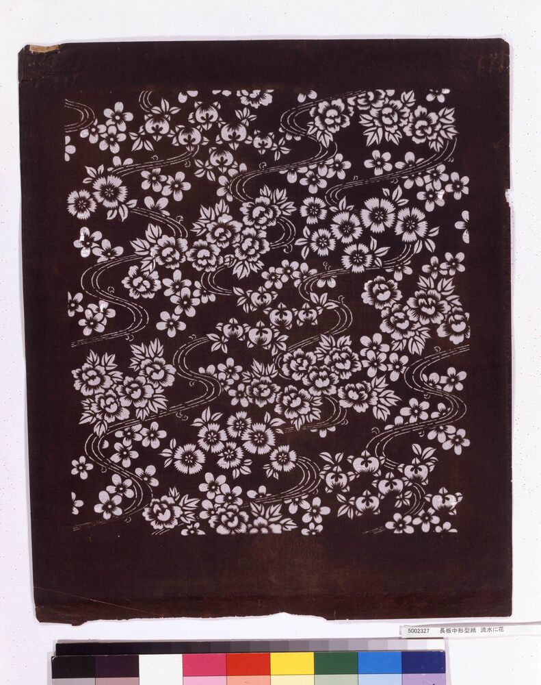 作品画像:長板中形型紙 流水に花